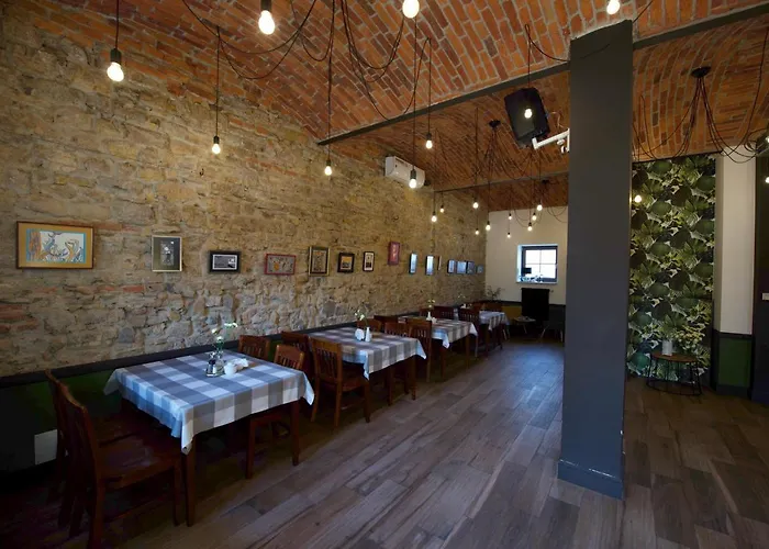 Goscinne U Klimosza מלון *